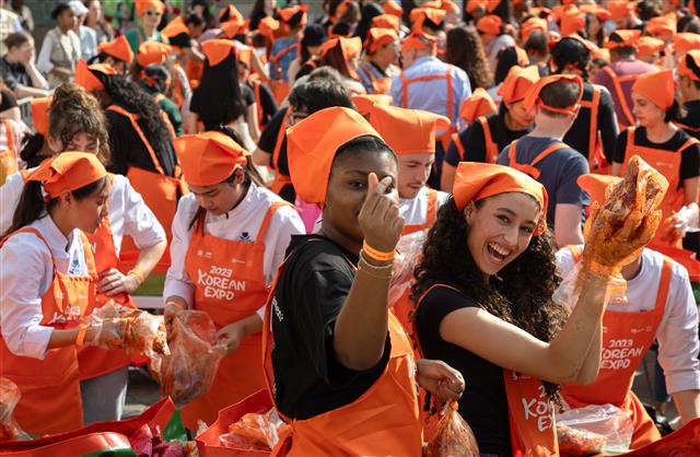 30일 오후(현지시간) 프랑스 파리 15구청 앞마당에서 열린 ‘2023 코리안 엑스포’에서 참가자들이 직접 만든 김장 김치를 들어보이며 포즈를 취하고 있다. 문화체육관광부가 공식 후원하고 파리15구와 비영리단체 아마(AMA)협회가 주최한 ‘2023 코리안 엑스포’의 하이라이트인 김치 담그기 이벤트는 500여 명이 신청해 300여 명이 참가, 주최 측에서 준비한 절임 배추 350포기로 김장 김치를 담갔다. 2023.10.1. 뉴스1