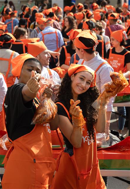 30일 오후(현지시간) 프랑스 파리 15구청 앞마당에서 열린 ‘2023 코리안 엑스포’에서 참가자들이 직접 만든 김장 김치를 들어 보이며 포즈를 취하고 있다. 문화체육관광부가 공식 후원하고 파리15구와 비영리단체 아마(AMA)협회가 주최한 ‘2023 코리안 엑스포’의 하이라이트인 김치 담그기 이벤트는 500여 명이 신청해 300여 명이 참가, 주최 측에서 준비한 절임 배추 350포기로 김장 김치를 담갔다. 2023.10.1. 뉴스1