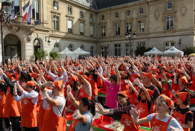 30일 오후(현지시간) 프랑스 파리 15구청 앞마당에서 열린 ‘2023 코리안 엑스포’에서 참가자들이 김치를 담그기 전 몸풀기를 하고 있다. 문화체육관광부가 공식 후원하고 파리15구와 비영리단체 아마(AMA)협회가 주최한 ‘2023 코리안 엑스포’의 하이라이트인 김치 담그기 이벤트는 500여 명이 신청해 300여 명이 참가, 주최 측에서 준비한 절임 배추 350포기로 김장 김치를 담갔다. 2023.10.1. 뉴스1