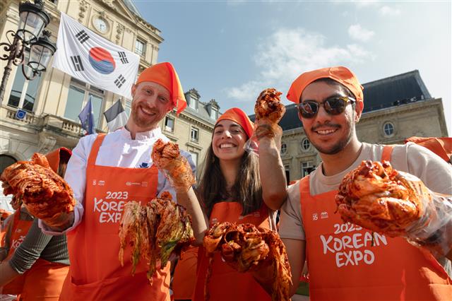 30일 오후(현지시간) 프랑스 파리 15구청 앞마당에서 열린 ‘2023 코리안 엑스포’에서 참가자들이 직접 만든 김장 김치를 들어 보이며 포즈를 취하고 있다. 문화체육관광부가 공식 후원하고 파리15구와 비영리단체 아마(AMA)협회가 주최한 ‘2023 코리안 엑스포’의 하이라이트인 김치 담그기 이벤트는 500여 명이 신청해 300여 명이 참가, 주최 측에서 준비한 절임 배추 350포기로 김장 김치를 담갔다. 2023.10.1. 뉴스1