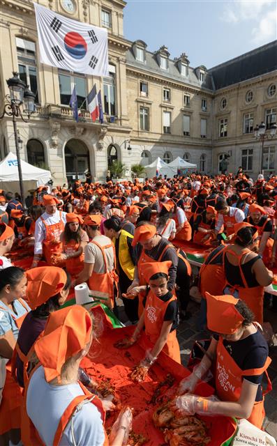 30일 오후(현지시간) 프랑스 파리 15구청 앞마당에서 열린 ‘2023 코리안 엑스포’에서 참가자들이 김장 김치를 담그고 있다. 문화체육관광부가 공식 후원하고 파리15구와 비영리단체 아마(AMA)협회가 주최한 ‘2023 코리안 엑스포’의 하이라이트인 김치 담그기 이벤트는 500여 명이 신청해 300여 명이 참가, 주최 측에서 준비한 절임 배추 350포기로 김장 김치를 담갔다. 2023.10.1. 뉴스1