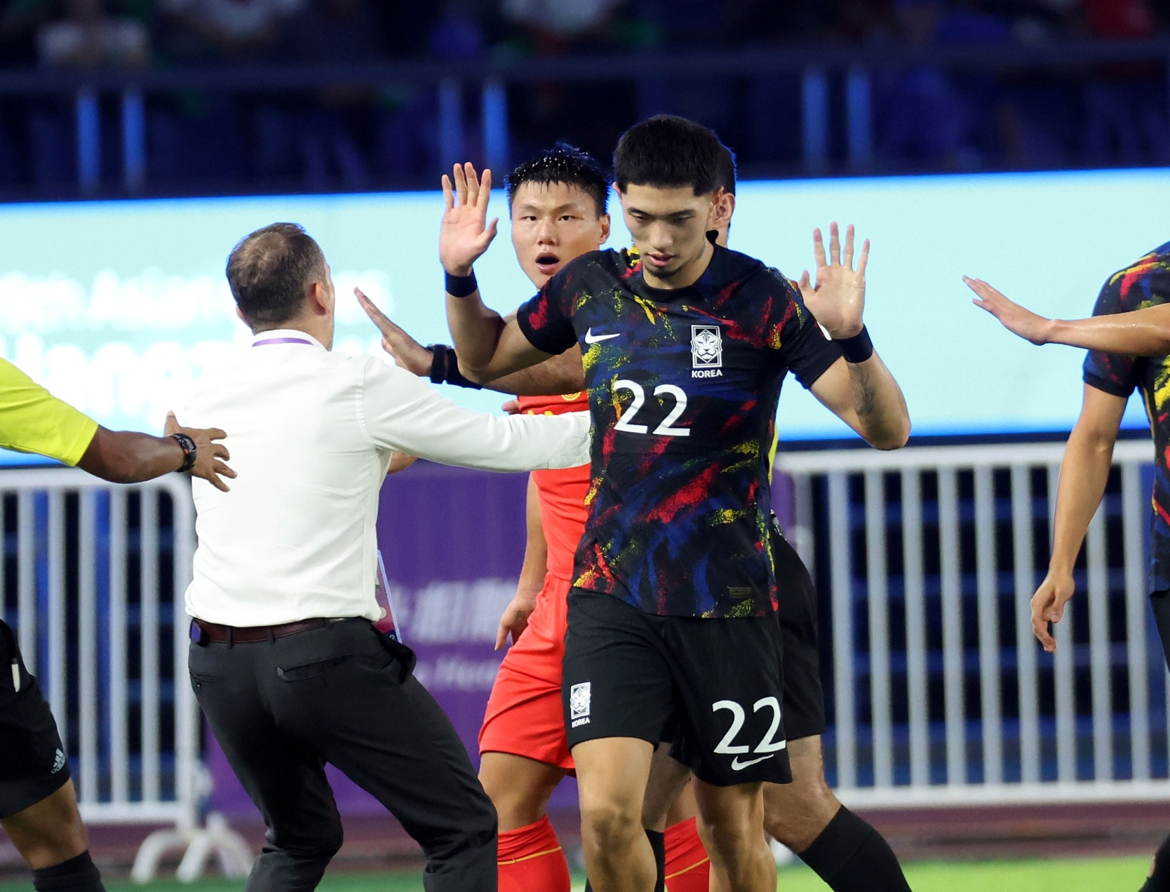 1일 중국 항저우 황룽 스포츠센터 스타디움에서 열린 2022 항저우 아시안게임 남자 축구 8강전 중국과의 경기. 한국 박규현과 중국 팡하오가 신경전을 벌이고 있다. 2023.10.1 연합뉴스