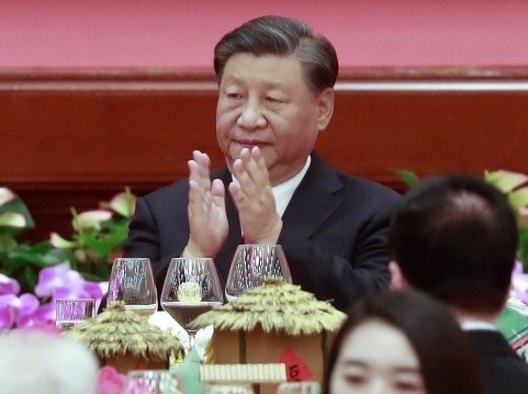시진핑 중국 국가 주석이 지난달 28일 베이징 인민대회당에서 열린 국경절 리셉션에서 박수를 치고 있다. 연합뉴스