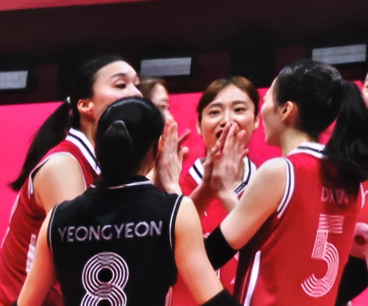 네팔과 경기 득점 뒤 기뻐하는 한국 여자 배구대표팀 선수들