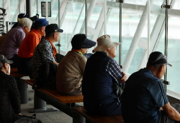 전국적으로 불볕더위가 계속되고 있는 2일 오후 더위를 피해 인천국제공항 제1여객터미널을 찾은 노인들이 활주로를 바라보며 휴식을 취하고 있다. 2023. 8. 2 안주영 전문기자
