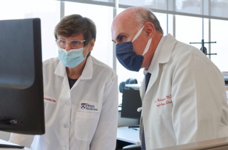 화이자-바이오엔테크와 모더나의 백신 개발의 핵심적인 기술을 개발한 커털린 커리코 바이오앤테크 수석부사장(왼쪽)과 드루 와이스먼 펜실베이니아대 의대 교수.   미국 펜실베이니아대 의대 제공