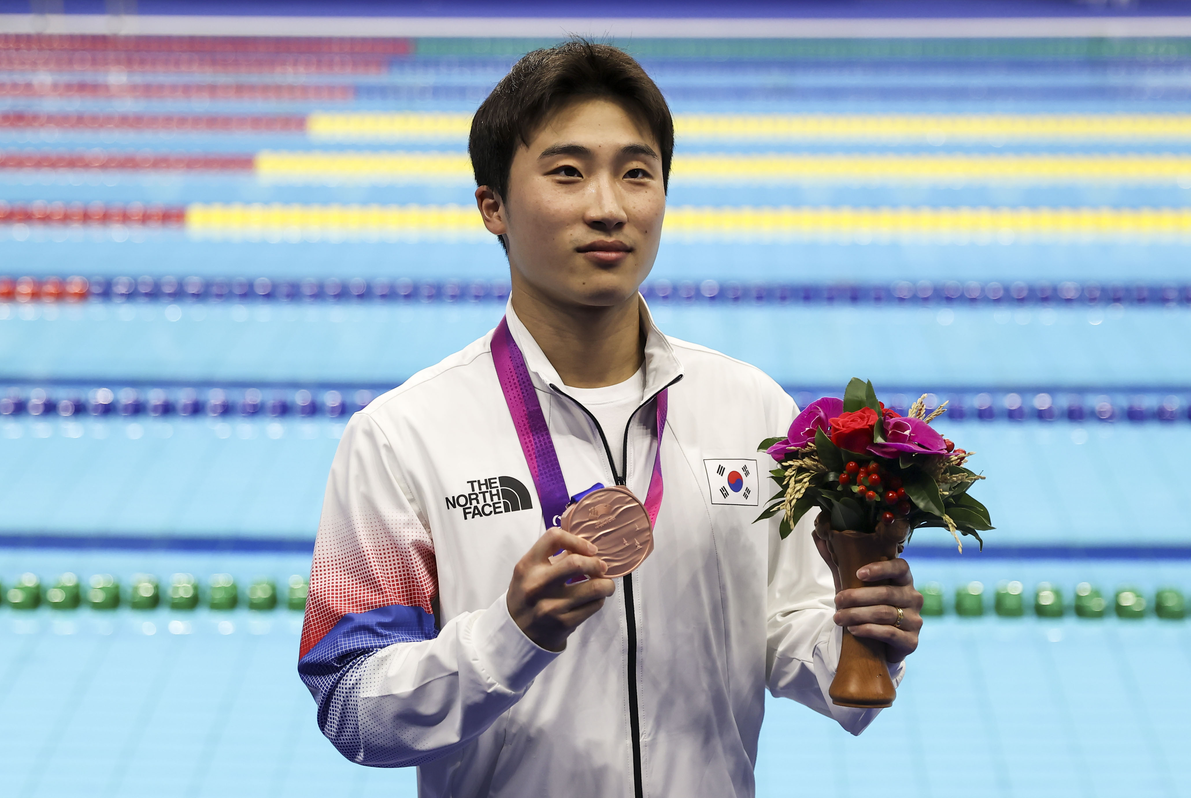 우하람이 2일 중국 항저우 올림픽 스포츠센터 수영장에서 열린 2022 항저우아시안게임 다이빙 남자 1ｍ 스프링보드에서 따낸 동메달을 들고 기념촬영을 하고 있다. 항저우 뉴시스