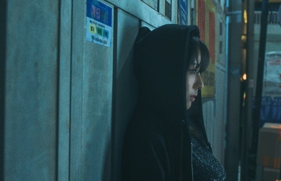 이효리가 6년 만에 발매하는 신곡 ‘후디에 반바지’ 티저 영상 캡처