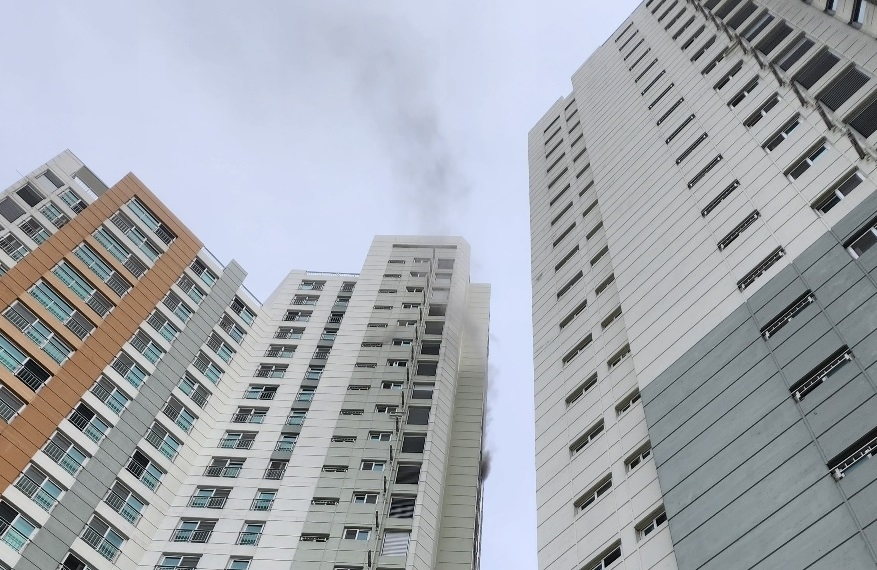 3일 충남 아산시 한 아파트에서 불이 나 검은 연기가 창밖으로 나오고 있다. 독자 제공