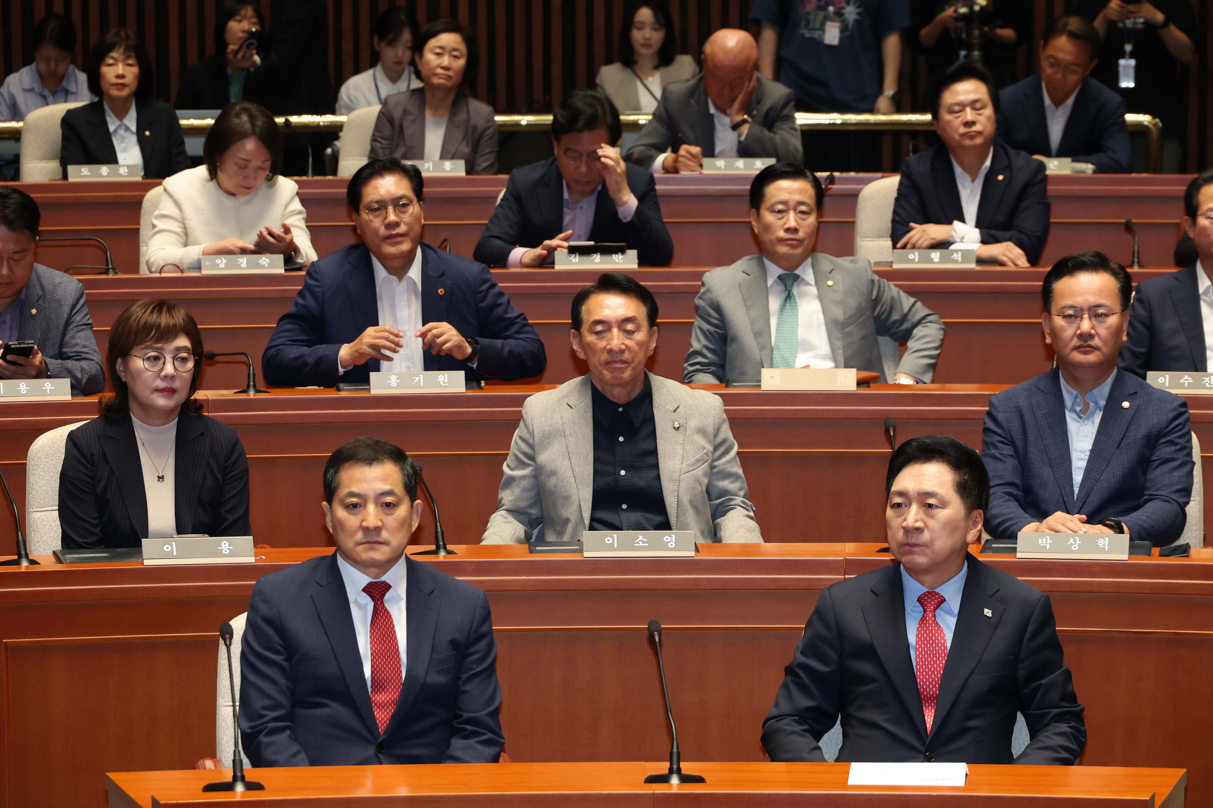 김기현 국민의힘 대표를 비롯한 의원들이 27일 서울 여의도 국회에서 열린 의원총회에서 굳은 표정을 짓고 있다.  홍윤기 기자