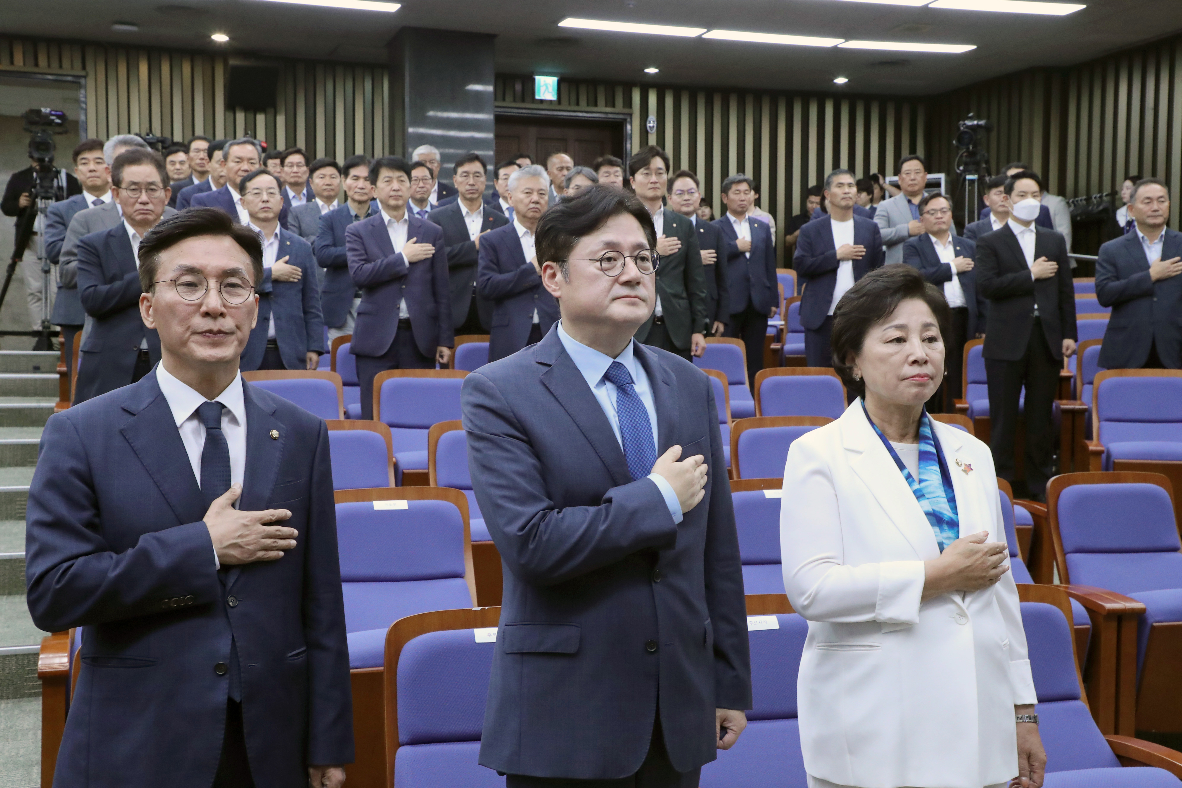 26일 오후 서울 국회에서 열린 민주당 원내대표 선거에 출마한 김민석, 남인순, 홍익표 의원. 민주당은 정견발표와 진행과정을 비공개로 진행했다. 안주영 전문기자