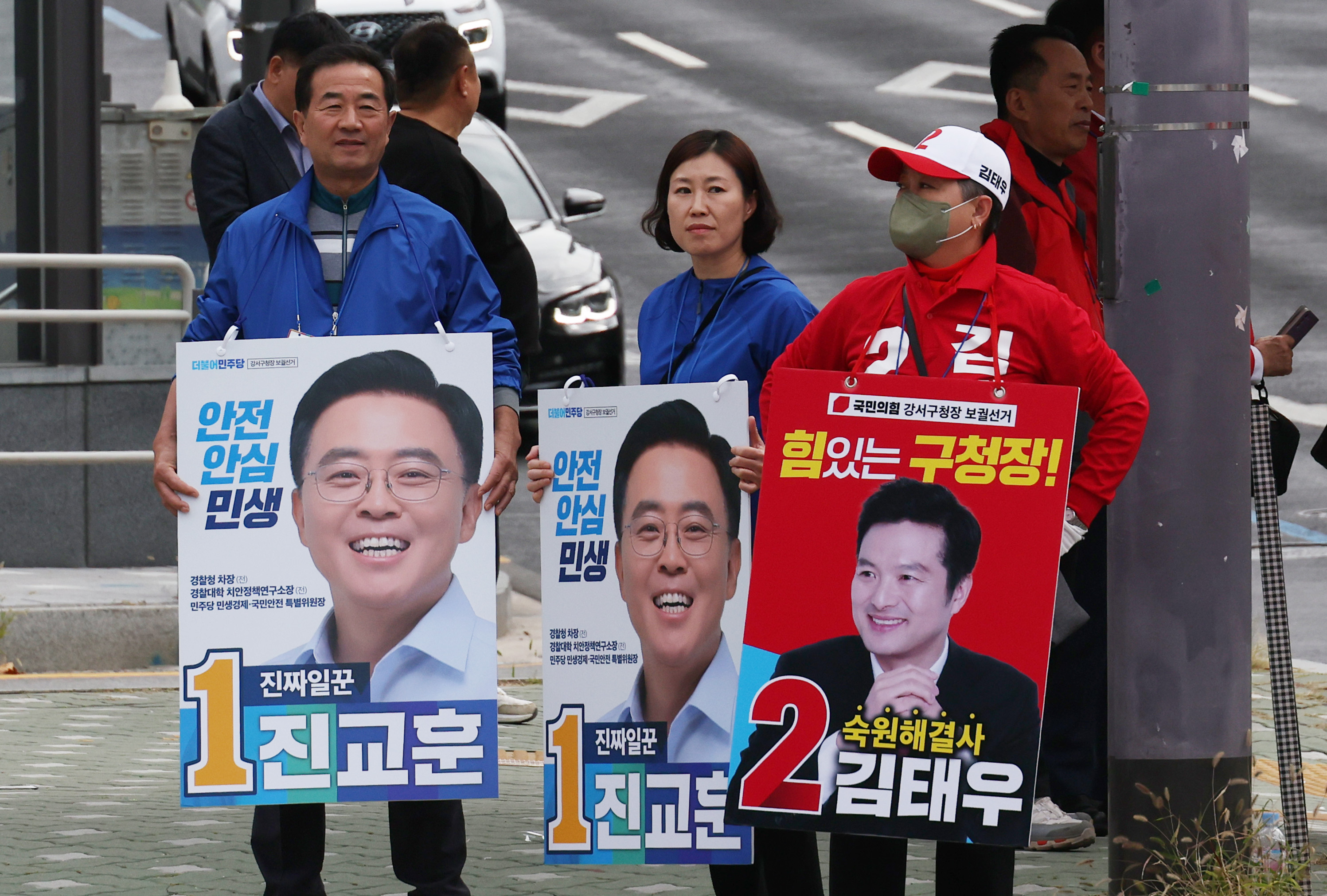 신경전  신경전
    (서울=연합뉴스) 신준희 기자 = 강서구청장 보궐선거(10월11일)를 일주일여 앞둔 3일 강서구 화곡역 교차로에 당 관계자들이 선거유세 활동을 벌이고 있다. 2023.10.3
    hama@yna.co.kr
(끝)