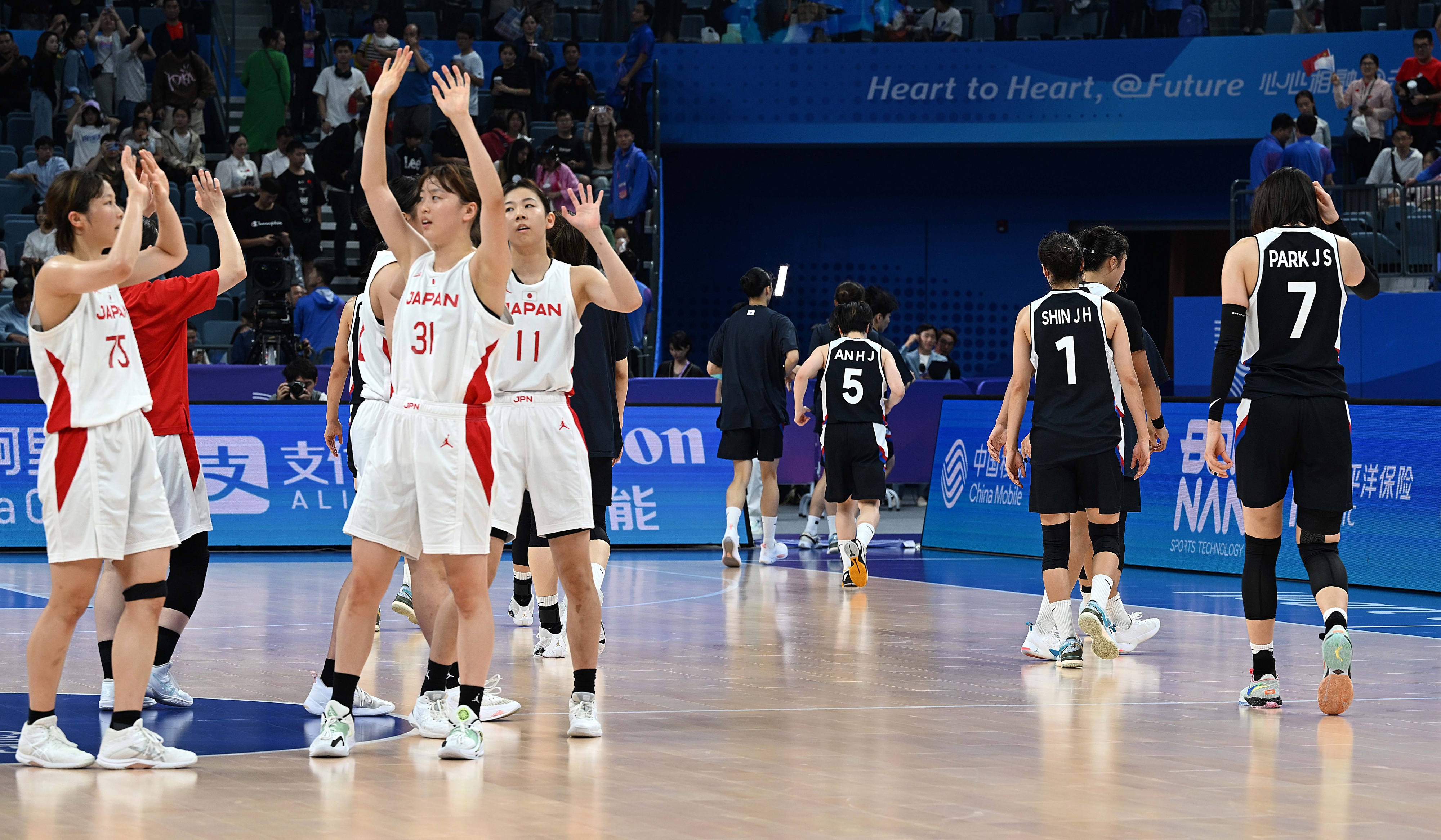 3일 중국 항저우 올림픽 스포츠센터에서 열린 2022 항저우아시안게임 여자농구 준결승전, 대한민국과 일본의 경기에서 58대81로 패배한 대한민국 선수들이 퇴장하고 있다. 2023.10.3 항저우 오장환 기자