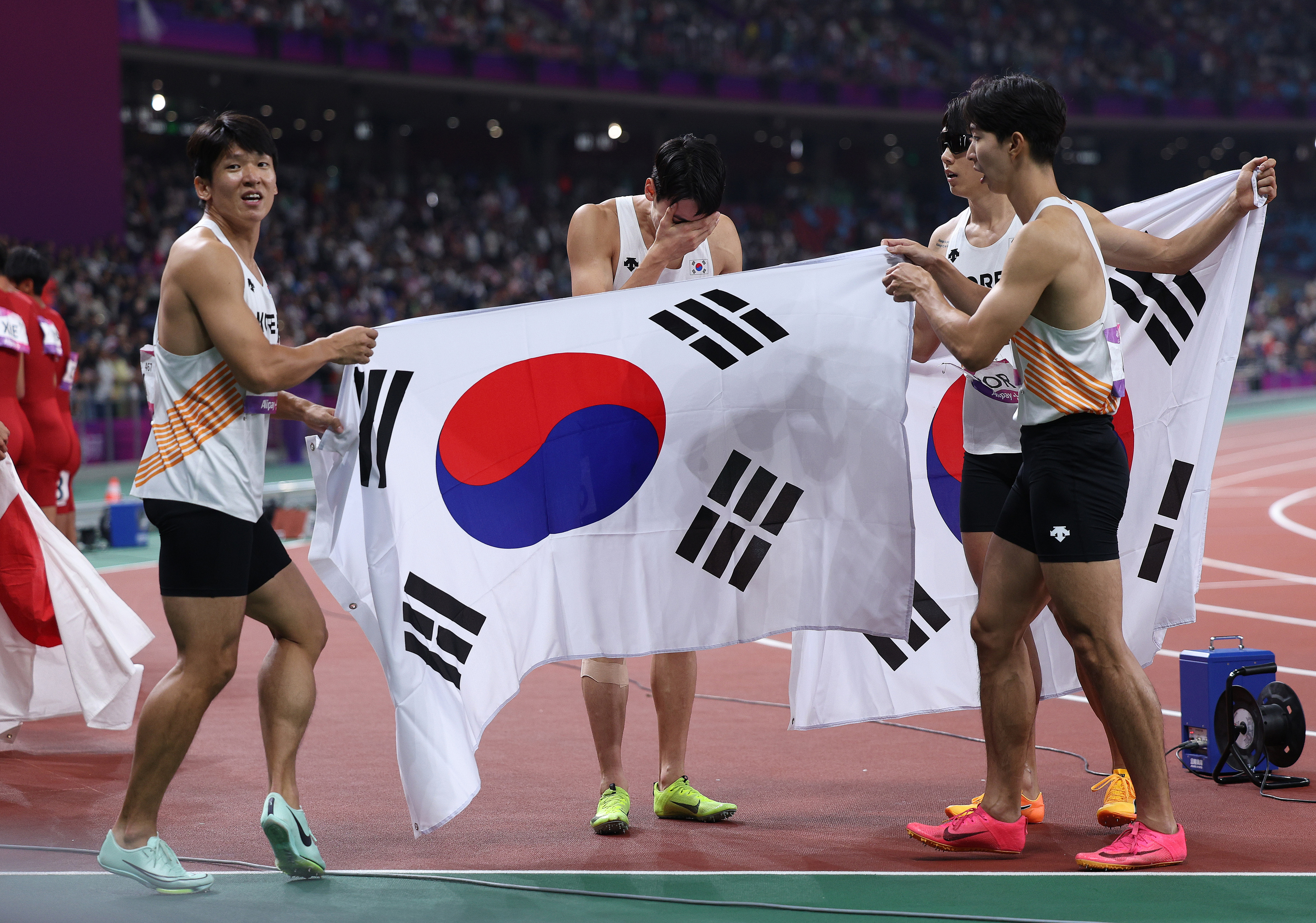 3일 중국 항저우 올림픽 스포츠센터 경기장에서 열린 2022 항저우 아시안게임 육상 남자 400m 계주 결선에서 동메달을 차지한 대한민국 선수들이 기쁨을 나누고 있다. 2023.10.3 항저우 뉴스1
