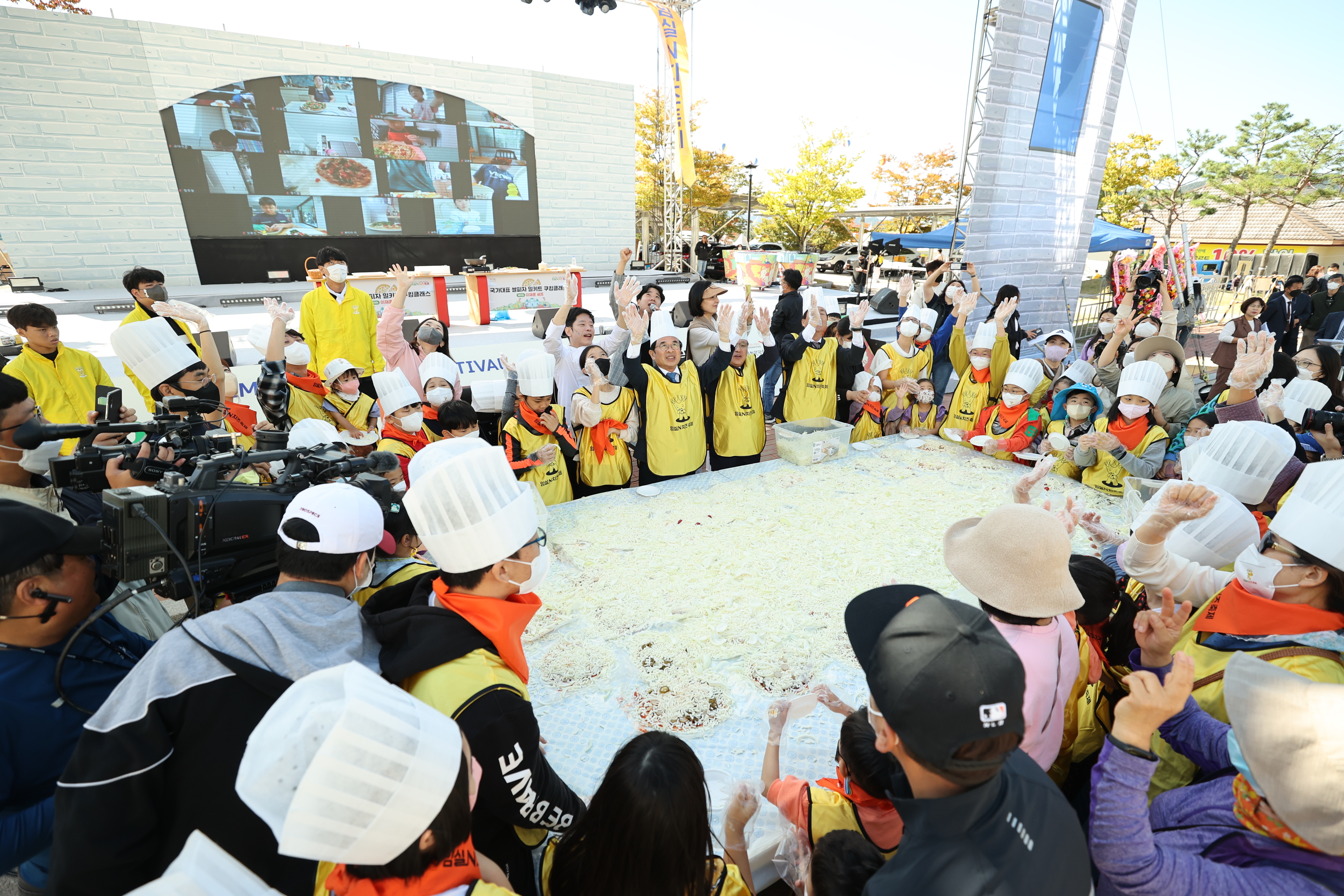 최근 열린 임실N치즈축제장을 찾은 관광객들이 치즈 만들기 체험을 하고 있다.  임실군 제공