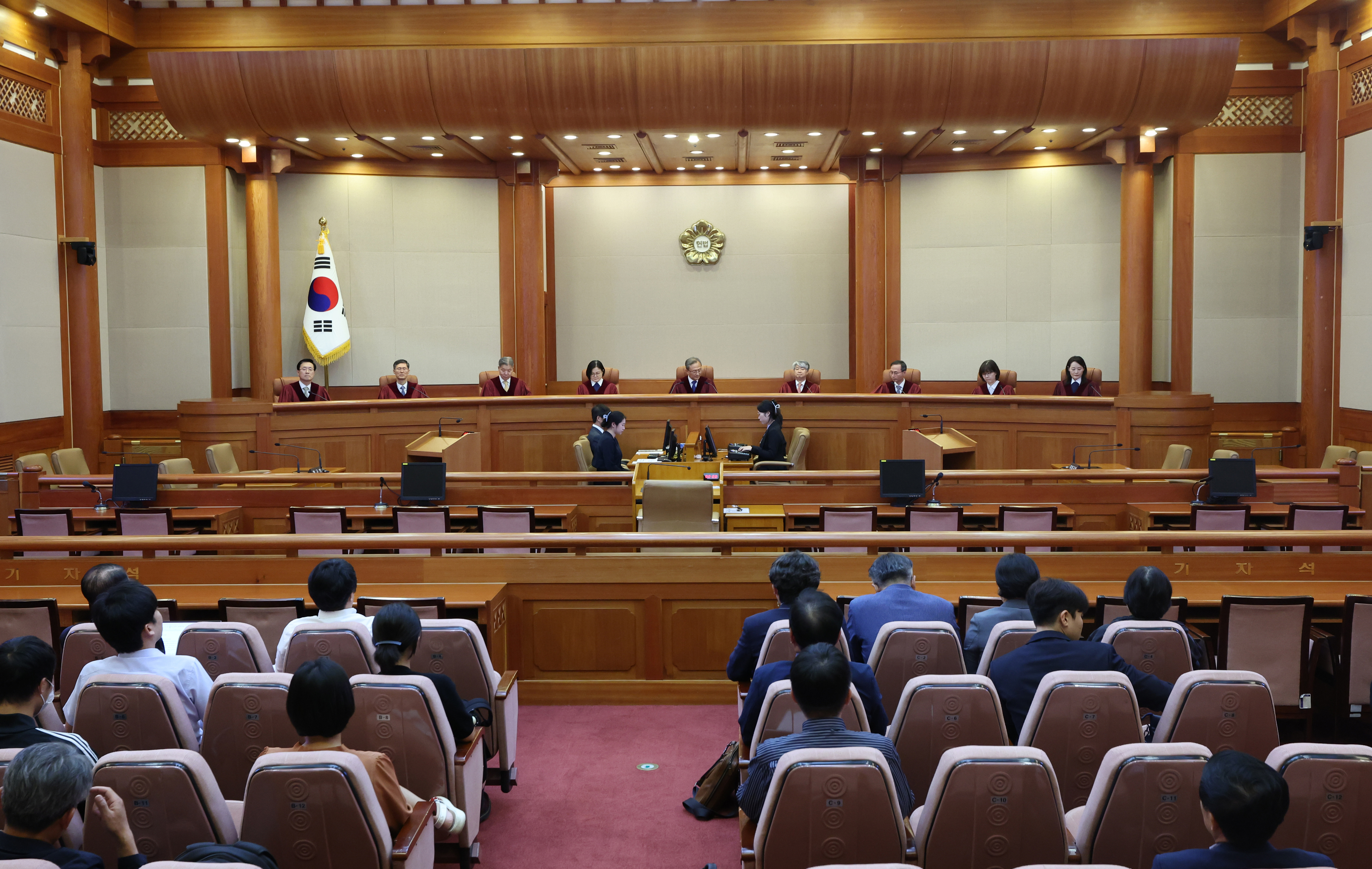 유남석 헌법재판소장과 헌법재판관들이 지난달 26일 오후 헌법소원 사건 선고가 열리는 서울 종로구 헌법재판소 대심판정의 재판관석에 앉아 있다.