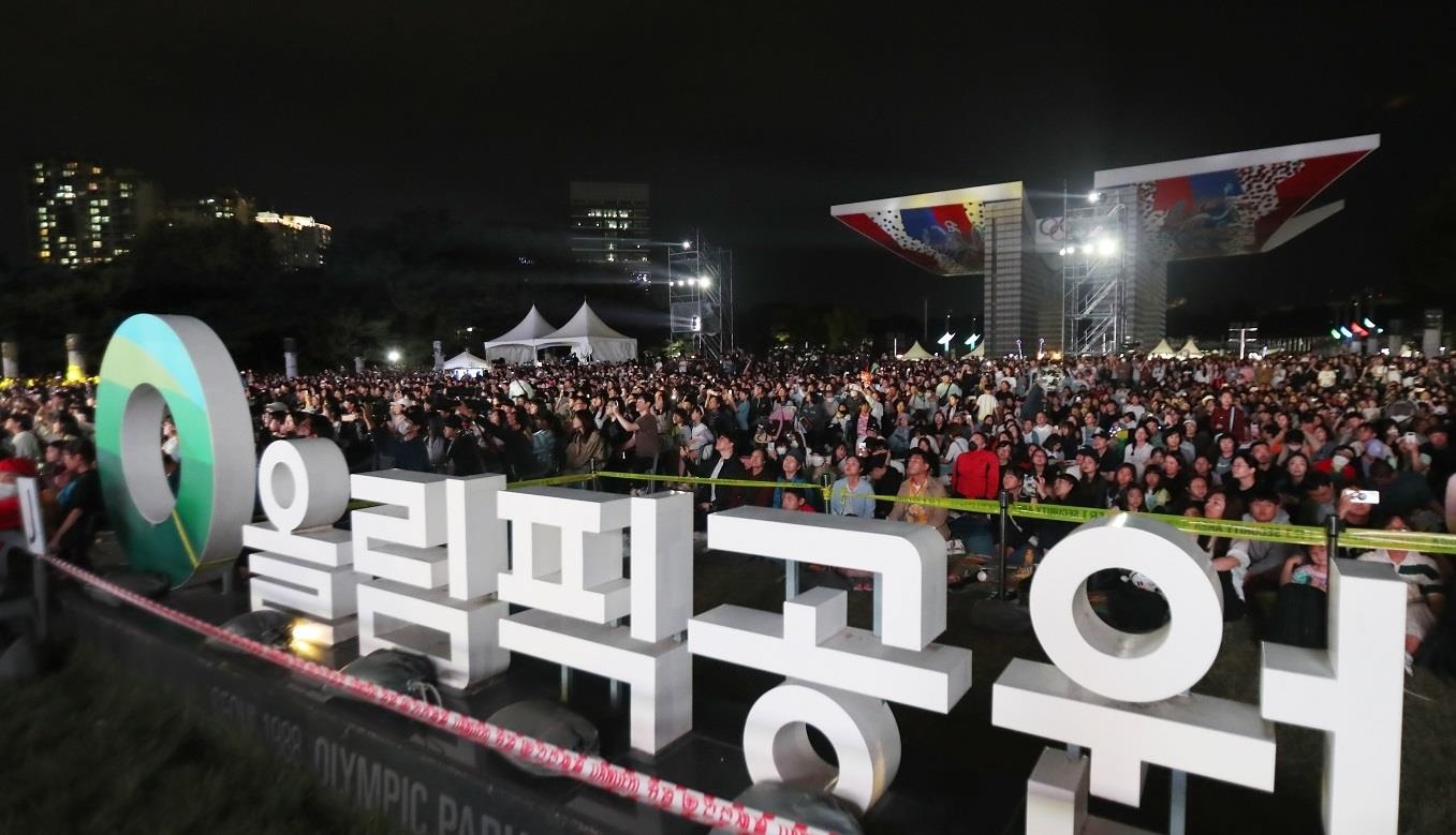 지난달 24일 한성백제문화제 폐막 공연을 보기 위해 모인 수많은 관중 모습. 송파구 제공
