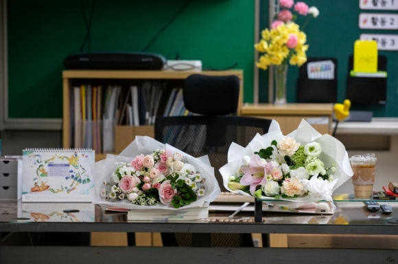 서울 서이초등학교 교사의 49재 추모일인 지난 달 4일 오후 서울 서이초등학교 교실에 꽃다발이 놓여 있다. 연합뉴스