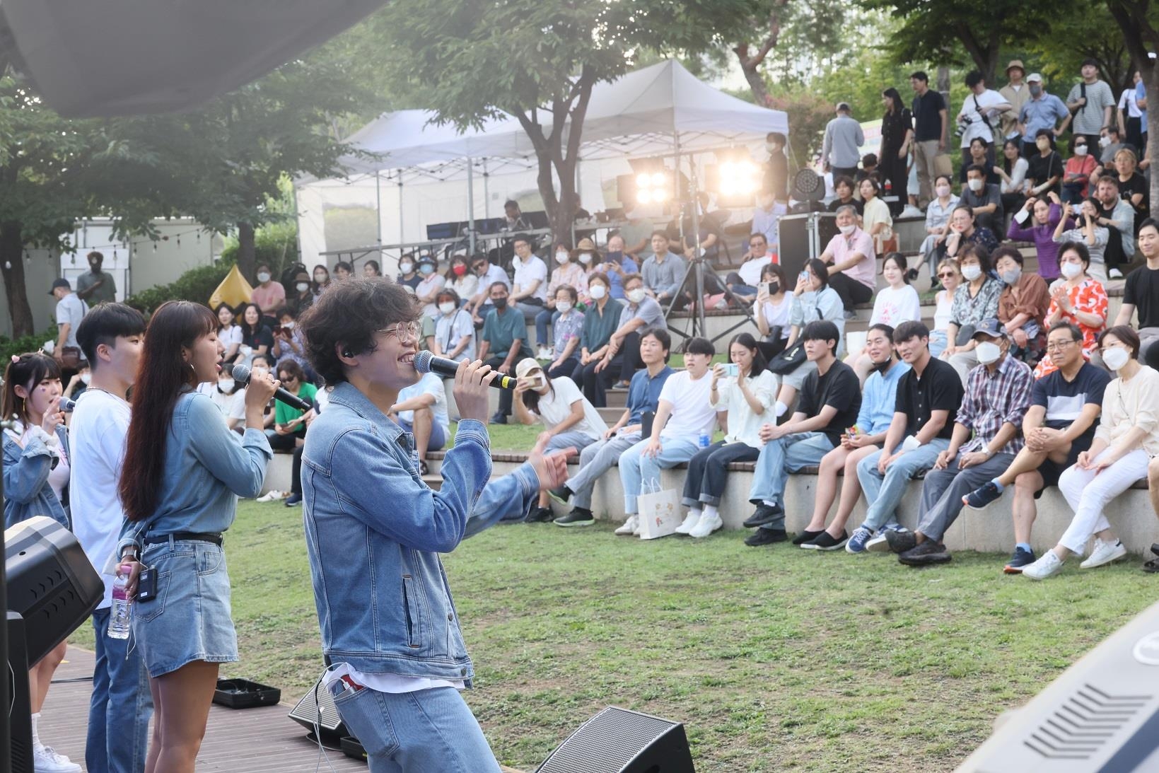 지난해  9월에 열린 야호 페스티벌에서 송파구 청년예술가들이 버스킹 공연을 하고 있다. 송파구 제공