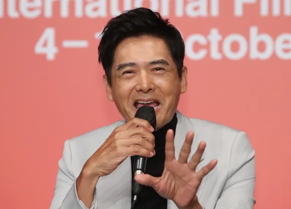 홍콩 배우 주윤발(저우룬파)이 5일 부산 해운대구 KNN시어터에서 열린 제28회 부산국제영화제(BIFF) 올해의 아시아영화인상 기자회견에서 취재진 질문에 답하고 있다. 2023.10.5 뉴스1