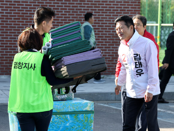 한 표 호소하는 김태우