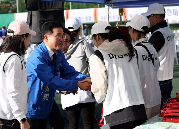 한 표 호소하는 진교훈