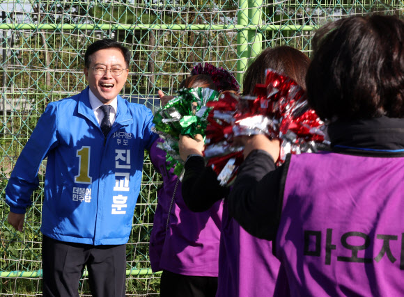 한 표 호소하는 진교훈