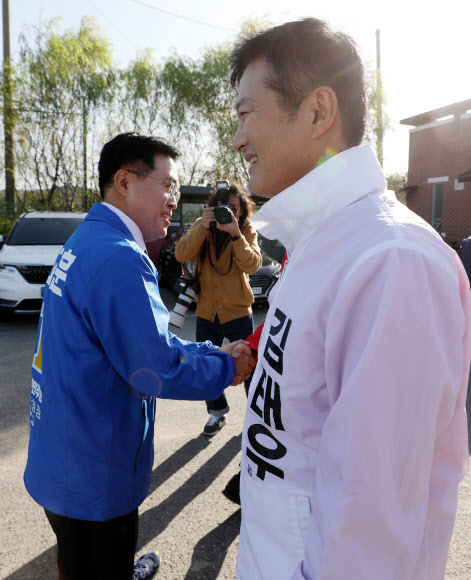 진교훈 더불어민주당 강서구청장 후보와 김태우 국민의힘 강서구청장 후보가 5일 오전 인천 계양구 강서개화축구장에서 열린 강서부동산연합협동조합 한마음 체육대회에서 유세활동을 하던 중 인사를 나눈 뒤 지나쳐가고 있다. 2023.10.05 뉴시스