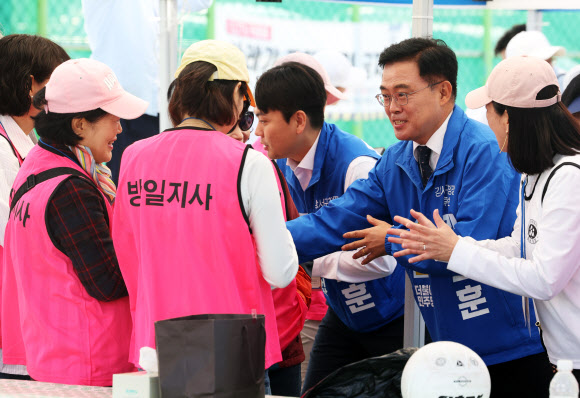 한 표 호소하는 진교훈