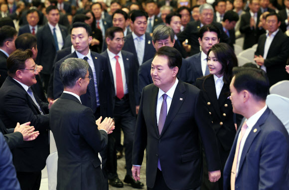 세계한인의 날 기념식 입장하는 윤석열 대통령 내외