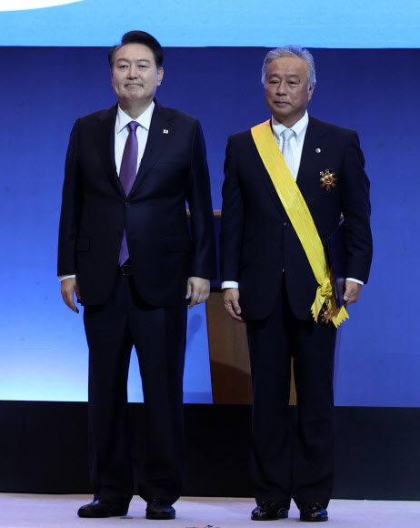 국민훈장 무궁화장 수여한 윤석열 대통령