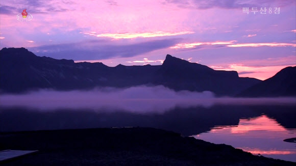 북한 조선중앙TV는 5일 올해 조선기록과학영화촬영소에서 제작한 기록영화 ‘백두산 8경’을 방영했다. 영화는 백두산의 웅장한 절경을 드론을 활용해 생생하게 담아냈다. 영화는 백두산 8경인 백두산의 해돋이, 향도봉의 친필글발, 삼천리조국땅이 바라보이는 장군봉, 백두연봉의 웅장한 자태, 장쾌하고 우아한 천지, 떼지어 노는 천지산천어, 눈속에 핀 만병초, 백두의 칼바람을 차례로 소개했다. 백두산은 1989년 4월에 세계생물권보호구로 유네스코에 등록되었다. 2023.10.5. 조선중앙TV 화면·연합뉴스