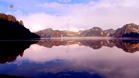 북한 조선중앙TV는 5일 올해 조선기록과학영화촬영소에서 제작한 기록영화 ‘백두산 8경’을 방영했다. 영화는 백두산의 웅장한 절경을 드론을 활용해 생생하게 담아냈다. 영화는 백두산 8경인 백두산의 해돋이, 향도봉의 친필글발, 삼천리조국땅이 바라보이는 장군봉, 백두연봉의 웅장한 자태, 장쾌하고 우아한 천지, 떼지어 노는 천지산천어, 눈속에 핀 만병초, 백두의 칼바람을 차례로 소개했다. 백두산은 1989년 4월에 세계생물권보호구로 유네스코에 등록되었다. 2023.10.5. 조선중앙TV 화면·연합뉴스