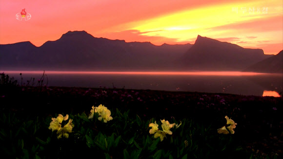 북한 조선중앙TV는 5일 올해 조선기록과학영화촬영소에서 제작한 기록영화 ‘백두산 8경’을 방영했다. 영화는 백두산의 웅장한 절경을 드론을 활용해 생생하게 담아냈다. 영화는 백두산 8경인 백두산의 해돋이, 향도봉의 친필글발, 삼천리조국땅이 바라보이는 장군봉, 백두연봉의 웅장한 자태, 장쾌하고 우아한 천지, 떼지어 노는 천지산천어, 눈속에 핀 만병초, 백두의 칼바람을 차례로 소개했다. 백두산은 1989년 4월에 세계생물권보호구로 유네스코에 등록되었다. 2023.10.5. 조선중앙TV 화면·연합뉴스