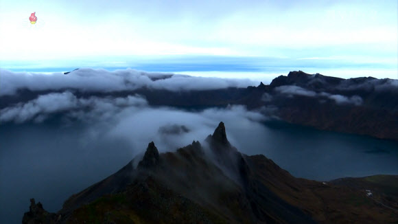 북한 조선중앙TV는 5일 올해 조선기록과학영화촬영소에서 제작한 기록영화 ‘백두산 8경’을 방영했다. 영화는 백두산의 웅장한 절경을 드론을 활용해 생생하게 담아냈다. 영화는 백두산 8경인 백두산의 해돋이, 향도봉의 친필글발, 삼천리조국땅이 바라보이는 장군봉, 백두연봉의 웅장한 자태, 장쾌하고 우아한 천지, 떼지어 노는 천지산천어, 눈속에 핀 만병초, 백두의 칼바람을 차례로 소개했다. 백두산은 1989년 4월에 세계생물권보호구로 유네스코에 등록되었다. 2023.10.5. 조선중앙TV 화면·연합뉴스