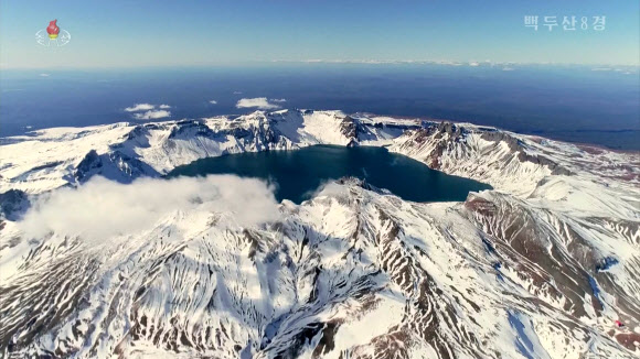 북한 조선중앙TV는 5일 올해 조선기록과학영화촬영소에서 제작한 기록영화 ‘백두산 8경’을 방영했다. 영화는 백두산의 웅장한 절경을 드론을 활용해 생생하게 담아냈다. 영화는 백두산 8경인 백두산의 해돋이, 향도봉의 친필글발, 삼천리조국땅이 바라보이는 장군봉, 백두연봉의 웅장한 자태, 장쾌하고 우아한 천지, 떼지어 노는 천지산천어, 눈속에 핀 만병초, 백두의 칼바람을 차례로 소개했다. 백두산은 1989년 4월에 세계생물권보호구로 유네스코에 등록되었다. 2023.10.5. 조선중앙TV 화면·연합뉴스