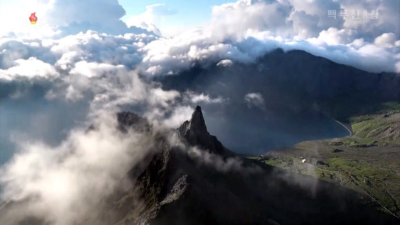 북한 조선중앙TV는 5일 올해 조선기록과학영화촬영소에서 제작한 기록영화 ‘백두산 8경’을 방영했다. 영화는 백두산의 웅장한 절경을 드론을 활용해 생생하게 담아냈다. 영화는 백두산 8경인 백두산의 해돋이, 향도봉의 친필글발, 삼천리조국땅이 바라보이는 장군봉, 백두연봉의 웅장한 자태, 장쾌하고 우아한 천지, 떼지어 노는 천지산천어, 눈속에 핀 만병초, 백두의 칼바람을 차례로 소개했다. 백두산은 1989년 4월에 세계생물권보호구로 유네스코에 등록되었다. 2023.10.5. 조선중앙TV 화면·연합뉴스