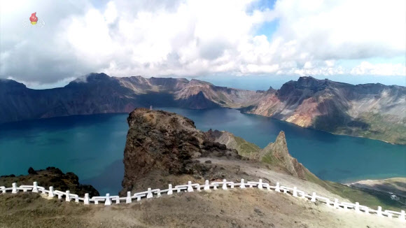 북한 조선중앙TV는 5일 올해 조선기록과학영화촬영소에서 제작한 기록영화 ‘백두산 8경’을 방영했다. 영화는 백두산의 웅장한 절경을 드론을 활용해 생생하게 담아냈다. 영화는 백두산 8경인 백두산의 해돋이, 향도봉의 친필글발, 삼천리조국땅이 바라보이는 장군봉, 백두연봉의 웅장한 자태, 장쾌하고 우아한 천지, 떼지어 노는 천지산천어, 눈속에 핀 만병초, 백두의 칼바람을 차례로 소개했다. 백두산은 1989년 4월에 세계생물권보호구로 유네스코에 등록되었다. 2023.10.5. 조선중앙TV 화면·연합뉴스