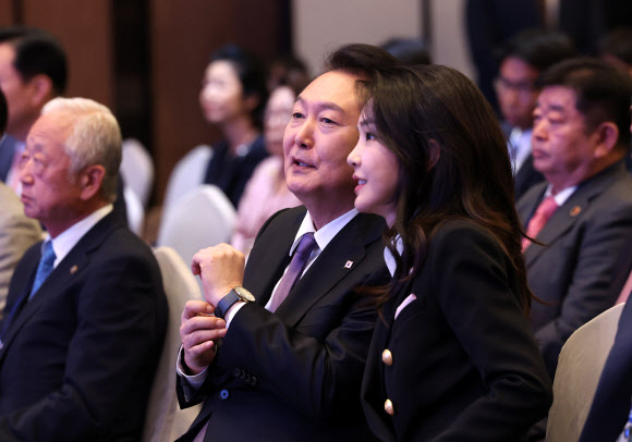 윤석열 대통령과 부인 김건희 여사가 5일 서울 송파구 잠실 롯데호텔 월드에서 열린 2023 세계한인회장대회 및 제17회 세계한인의 날 기념식에서 잠시 이야기를 나누고 있다.  2023.10.5 연합뉴스