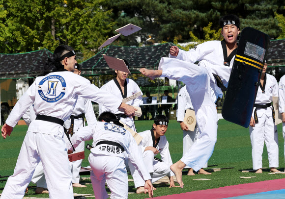 5일 오전 경기도 용인시 육군 제55사단에서 열린 부대개방행사에서 1군단 태권도시범단이 송판을 격파하고 있다. 2023.10.5 연합뉴스