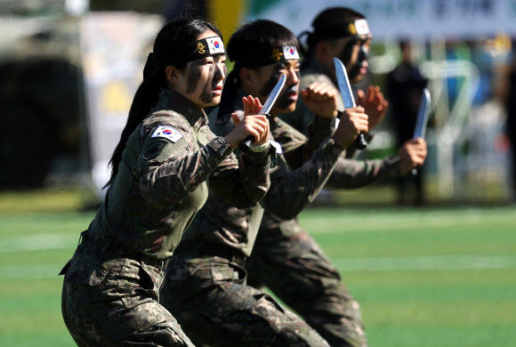 5일 오전 경기도 용인시 육군 제55사단에서 열린 부대개방행사에서 장병들이 특공무술 시범을 보여주고 있다. 2023.10.5 연합뉴스