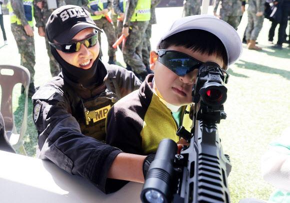5일 오전 경기도 용인시 육군 제55사단에서 열린 부대개방행사에서 어린이들이 무기를 살펴보고 있다. 2023.10.5 연합뉴스