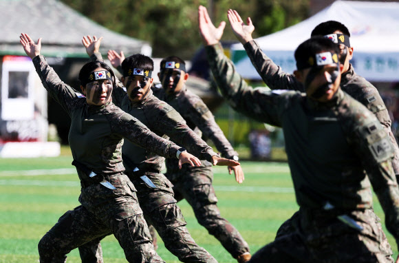 5일 오전 경기도 용인시 육군 제55사단에서 열린 부대개방행사에서 장병들이 특공무술 시범을 보여주고 있다. 2023.10.5 연합뉴스