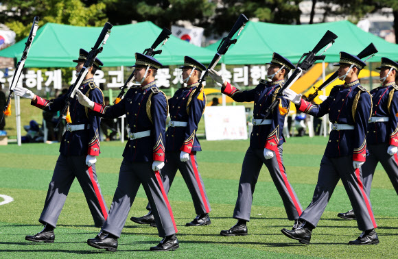 5일 오전 경기도 용인시 육군 제55사단에서 열린 부대개방행사에서 지상작전사령부 의장대가 공연하고 있다. 2023.10.5 연합뉴스