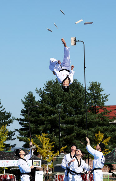 5일 오전 경기도 용인시 육군 제55사단에서 열린 부대개방행사에서 1군단 태권도시범단이 송판을 격파하고 있다. 2023.10.5 연합뉴스