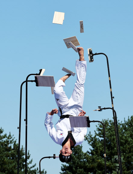 5일 오전 경기도 용인시 육군 제55사단에서 열린 부대개방행사에서 1군단 태권도시범단이 송판을 격파하고 있다. 2023.10.5 연합뉴스