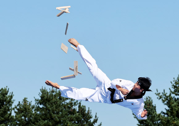 5일 오전 경기도 용인시 육군 제55사단에서 열린 부대개방행사에서 1군단 태권도시범단이 송판을 격파하고 있다. 2023.10.5 연합뉴스