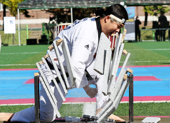 5일 오전 경기도 용인시 육군 제55사단에서 열린 부대개방행사에서 1군단 태권도시범단이 대리석을 격파하고 있다. 2023.10.5 연합뉴스