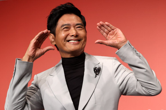 홍콩 배우 저우룬파(주윤발)이 5일 오후 부산 해운대구 KNN시어터에서 제28회 부산국제영화제 올해의 아시아영화인상 기자회견에서 포즈를 취하고 있다. 2023.10.5 연합뉴스