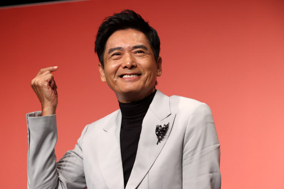 홍콩 배우 저우룬파(주윤발)이 5일 오후 부산 해운대구 KNN시어터에서 제28회 부산국제영화제 올해의 아시아영화인상 기자회견에서 포즈를 취하고 있다. 2023.10.5 연합뉴스